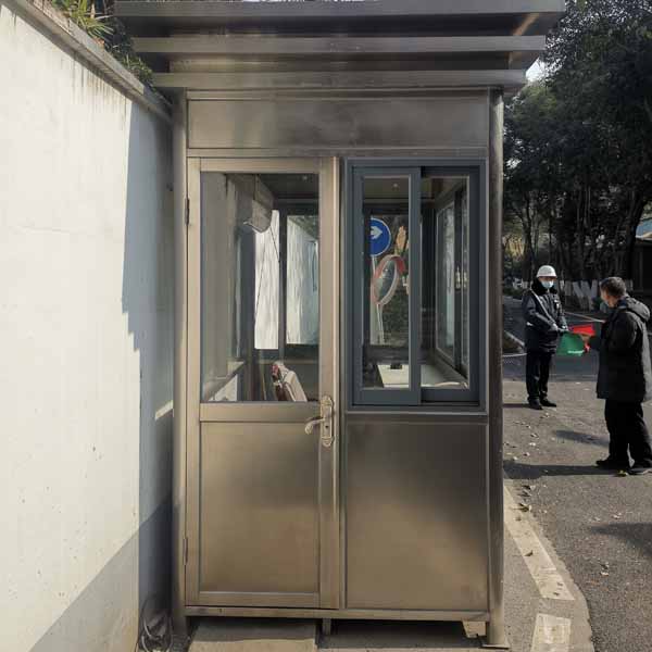 成都不銹鋼崗?fù)?/></p><p>盡管方便面亭很小，但它發(fā)揮著巨大的作用。它的使用不僅可以讓市民及時(shí)了解當(dāng)?shù)匚幕M(jìn)行交通誘導(dǎo)咨詢，還可以配備藥箱、泵、工具箱、針線袋、飲水機(jī)、雨傘、嬰兒車等。，以確保市民和外國游客在城市中得到極大的便利和周到的服務(wù)。</p><p>成都不銹鋼崗?fù)げ牧现阅荛L期保持新狀態(tài)，是由其抗氧化性決定的。因?yàn)椴讳P鋼又稱不銹鋼和耐酸鋼，我們可以從名稱中了解不銹鋼的特性。不銹鋼是因?yàn)樗艹惺芸諝狻⒄羝退那治g，包括空氣中的水和鹽。正常情況下，不銹鋼存在于含重鹽的海邊，也能保持長期不生銹的特性。因此，在正常使用情況下，不銹鋼可以長時(shí)間保持新的狀態(tài)。</p><p>本實(shí)用新型適用于室內(nèi)外環(huán)境。防護(hù)箱不會出現(xiàn)任何問題，還可以為員工提供防雨、保暖、涼爽、舒適的工作環(huán)境。制造商不斷改進(jìn)設(shè)計(jì)，以提高產(chǎn)品性能，充分發(fā)揮城市護(hù)航功能。由于崗?fù)ぴ谏鐣母鱾€(gè)角落都發(fā)揮著作用，需求多樣化的發(fā)展趨勢，目前的崗?fù)すぷ魅藛T無論身在何處都受到高度尊重，讓每個(gè)人都能真正感受到崗?fù)さ暮锰幖捌浔憬莺桶踩?/p>  <p>
    文章題目：<a href=